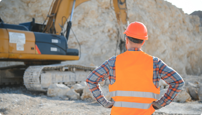 Trabajador Con Sombrero Duro De Pie En Una Cantera De Piedra 1